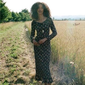 Doen Roselia Dress in Foxglove Floral size M 100% Ramie
Smocked midi maxi dress